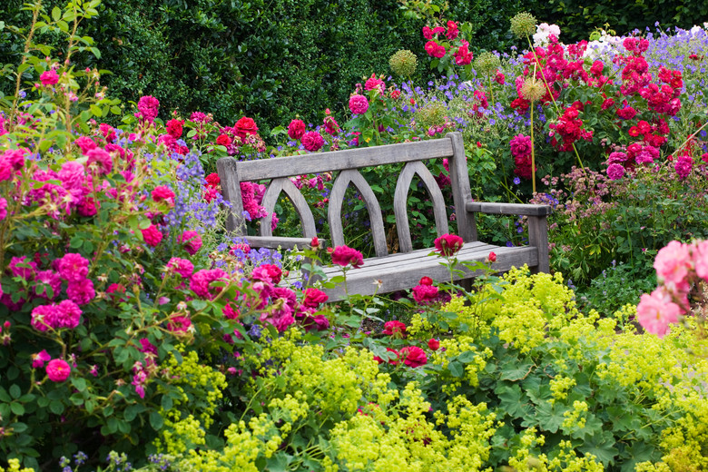via https://www.gardenia.net/garden/a-fragrant-garden-retreat-idea